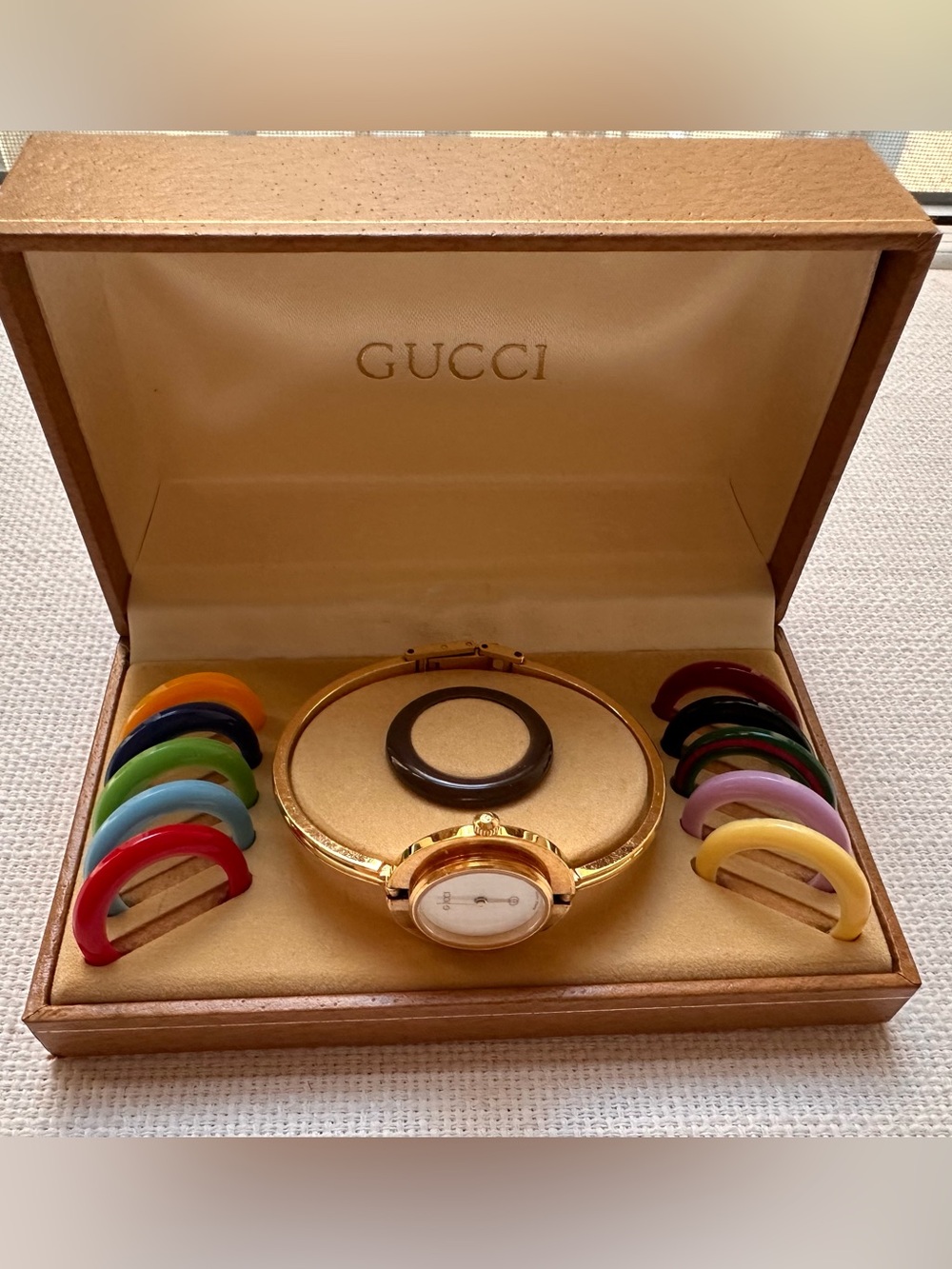 Vintage Gucci Watch with Interchangeable Band Colors - Picture 2 of 7